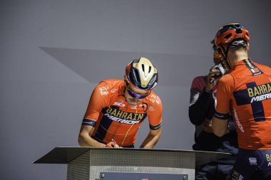 Valdaora, İtalya 30 Mayıs 2019: Giro D 'Italia 2019' un başlamasından kısa bir süre önce profesyonel bisikletçi.
