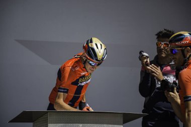 Valdaora, İtalya 30 Mayıs 2019: Giro D 'Italia 2019' un başlamasından kısa bir süre önce profesyonel bisikletçi.