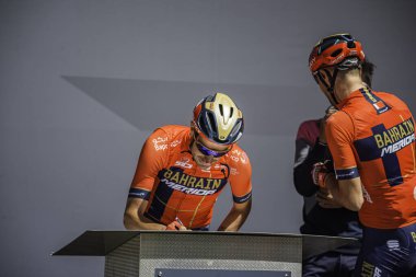 Valdaora, İtalya 30 Mayıs 2019: Giro D 'Italia 2019' un başlamasından kısa bir süre önce profesyonel bisikletçi.