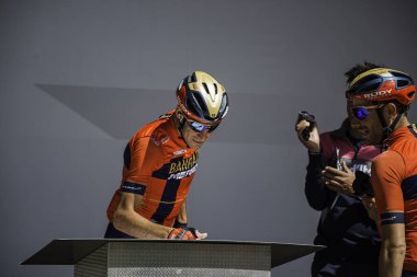 Valdaora, İtalya 30 Mayıs 2019: Giro D 'Italia 2019' un başlamasından kısa bir süre önce profesyonel bisikletçi.