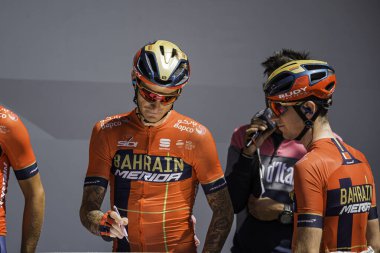 Valdaora, İtalya 30 Mayıs 2019: Giro D 'Italia 2019' un başlamasından kısa bir süre önce profesyonel bisikletçi.