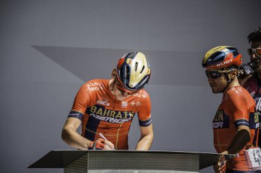 Valdaora, İtalya 30 Mayıs 2019: Giro D 'Italia 2019' un başlamasından kısa bir süre önce profesyonel bisikletçi.