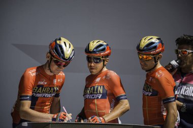 Valdaora, İtalya 30 Mayıs 2019: Giro D 'Italia 2019' un başlamasından kısa bir süre önce profesyonel bisikletçi.