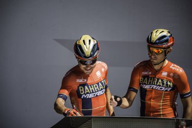 Valdaora, İtalya 30 Mayıs 2019: Giro D 'Italia 2019' un başlamasından kısa bir süre önce profesyonel bisikletçi.