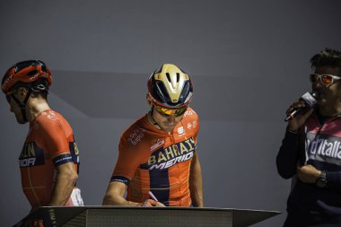 Valdaora, İtalya 30 Mayıs 2019: Giro D 'Italia 2019' un başlamasından kısa bir süre önce profesyonel bisikletçi.