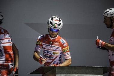 Valdaora, İtalya 30 Mayıs 2019: Giro D 'Italia 2019' un başlamasından kısa bir süre önce profesyonel bisikletçi.