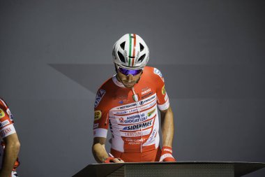 Valdaora, İtalya 30 Mayıs 2019: Giro D 'Italia 2019' un başlamasından kısa bir süre önce profesyonel bisikletçi.