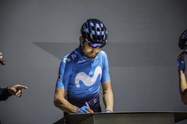 Valdaora, İtalya 30 Mayıs 2019: Giro D 'Italia 2019' un başlamasından kısa bir süre önce profesyonel bisikletçi.