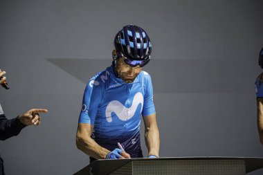 Valdaora, İtalya 30 Mayıs 2019: Giro D 'Italia 2019' un başlamasından kısa bir süre önce profesyonel bisikletçi.