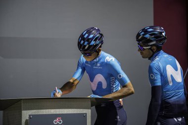 Valdaora, İtalya 30 Mayıs 2019: Giro D 'Italia 2019' un başlamasından kısa bir süre önce profesyonel bisikletçi.