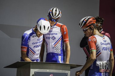 Valdaora, İtalya 30 Mayıs 2019: Giro D 'Italia 2019' un başlamasından kısa bir süre önce profesyonel bisikletçi.