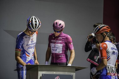 Valdaora, İtalya 30 Mayıs 2019: Giro D 'Italia 2019' un başlamasından kısa bir süre önce profesyonel bisikletçi.