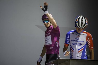 Valdaora, İtalya 30 Mayıs 2019: Giro D 'Italia 2019' un başlamasından kısa bir süre önce profesyonel bisikletçi.