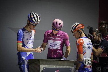 Valdaora, İtalya 30 Mayıs 2019: Giro D 'Italia 2019' un başlamasından kısa bir süre önce profesyonel bisikletçi.