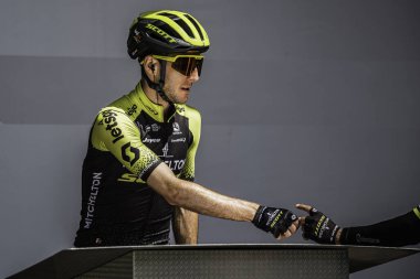 Valdaora, İtalya 30 Mayıs 2019: Giro D 'Italia 2019' un başlamasından kısa bir süre önce profesyonel bisikletçi.