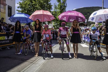Valdaora, İtalya 30 Mayıs 2019: Profesyonel bisikletçi, fisrt hattında, Giro D 'Italia 2019' un başlamasından kısa bir süre önce.