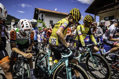 Valdaora, İtalya 30 Mayıs 2019: Profesyonel bisikletçi, fisrt hattında, Giro D 'Italia 2019' un başlamasından kısa bir süre önce.