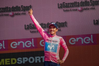 Verona, İtalya 2 Haziran 2019: Movistar Takımı 'ndan Richard Carapaz, Verona Arenası' nın sahnesinde 21 gün süren zorlu yarışmanın ardından İtalya Turu 'nun zaferini kutluyor..