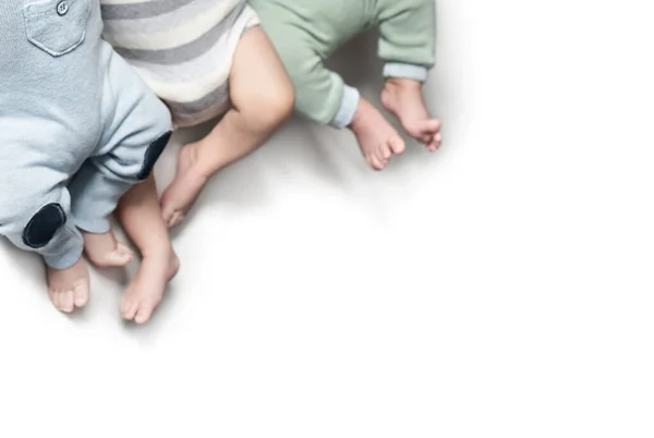 Dreifach. Mehrfachschwangerschaften, Neugeborene. Zwillingsbrüder. Isoliert. Kopierraum — Stockfoto