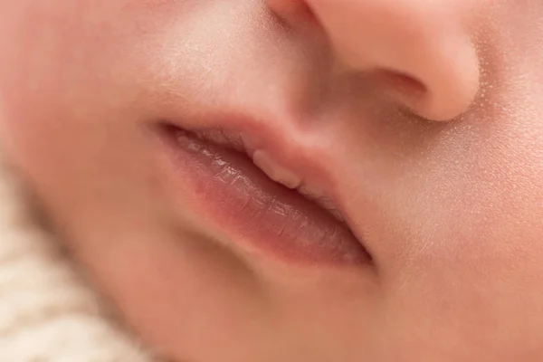 Rusia, Moscú 2019. labios de un bebé recién nacido, primer plano de la boca — Foto de Stock