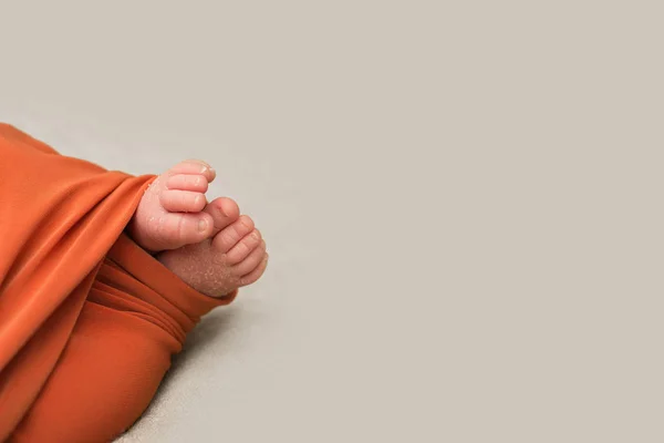 Нога новонародженої дитини, копіювання простору — стокове фото