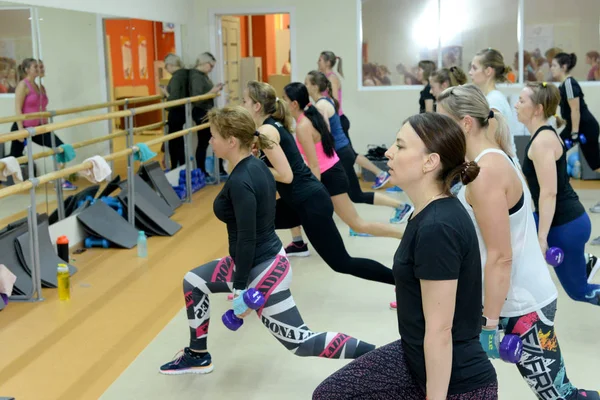 2019 Hiszpania, Barcelona. Fitness grupa treningowa dziewcząt z hantlami na siłowni — Zdjęcie stockowe