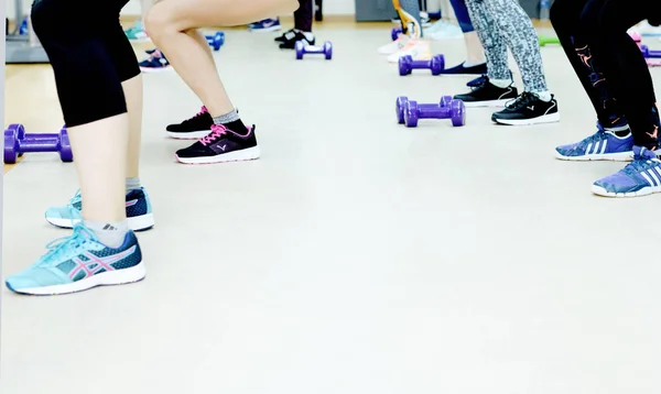 2019 España, Barcelona. Grupo de entrenamiento de fitness de chicas con mancuernas en el gimnasio — Foto de Stock
