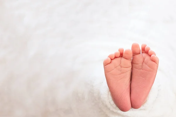 Foot of the newborn baby, peeling skin, fingers, maternal care, love and family hugs, tenderness. copy space, white background, winter concept — Stock Photo, Image