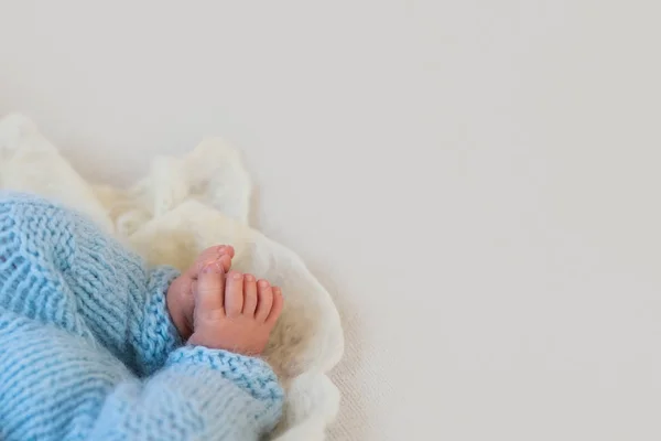 Yeni doğan bebeğin ayağı, derisi soyulmuş, parmakları soyulmuş, annelik bakımı, sevgi ve aile kucaklaması, şefkat. kopya alanı, beyaz arkaplan, kış konsepti — Stok fotoğraf