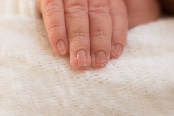 Glücklicher Muttertag. Hände des Neugeborenen — Stockfoto