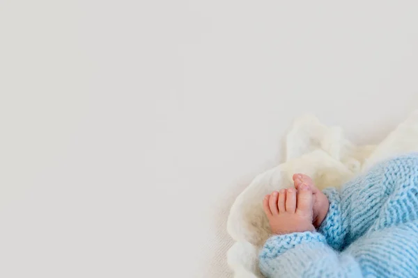 Pie del bebé recién nacido, amor y abrazos familiares, ternura. espacio de copia, fondo blanco, concepto de invierno — Foto de Stock