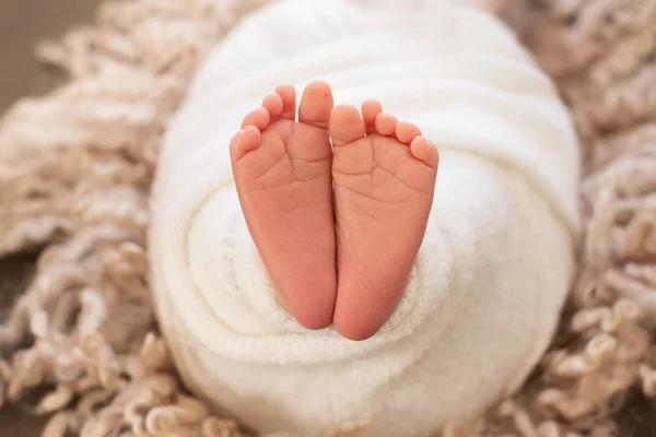 Noha novorozence, oloupaná kůže, prsty, mateřská péče, láska a rodinné objetí, něha. kopírovat prostor, bílé pozadí, zimní koncept — Stock fotografie