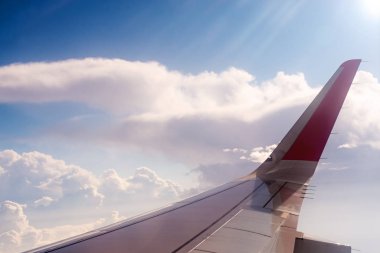  Uçak ve bulutların kanadındaki lombozdan bak. uçak yolculuğu.