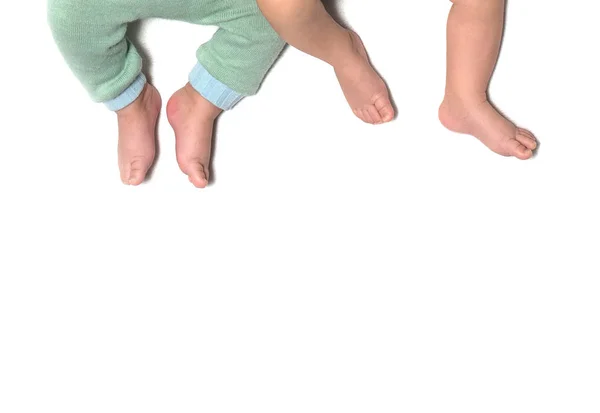 Füße von Zwillingen Neugeborene, Bruder und Schwester, Mehrfachschwangerschaft. — Stockfoto