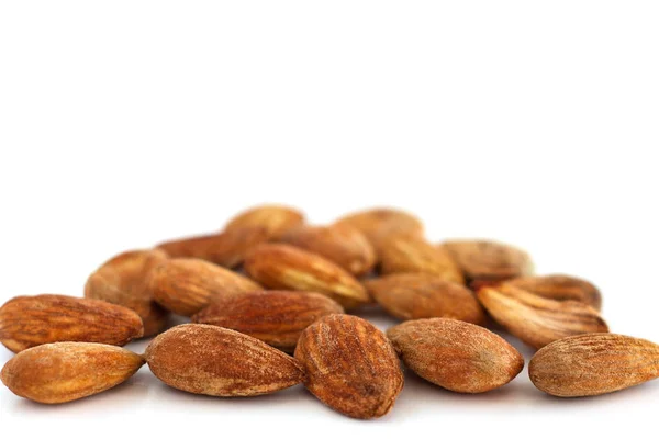 Amêndoas jovens descascadas em um fundo branco, isolar, antioxidante porca — Fotografia de Stock