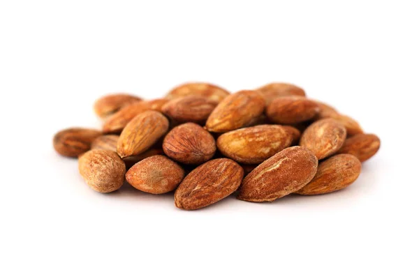 Loupané mladé mandle na bílém pozadí, izolát, ořechový antioxidant — Stock fotografie