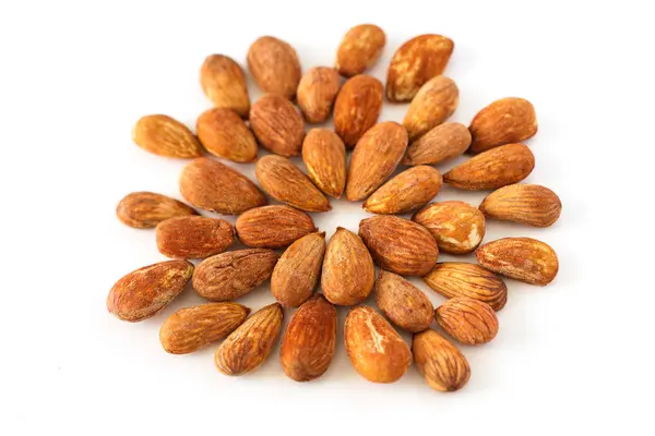 Geschilde jonge amandelen op een witte achtergrond, geïsoleerd, nut antioxidant — Stockfoto