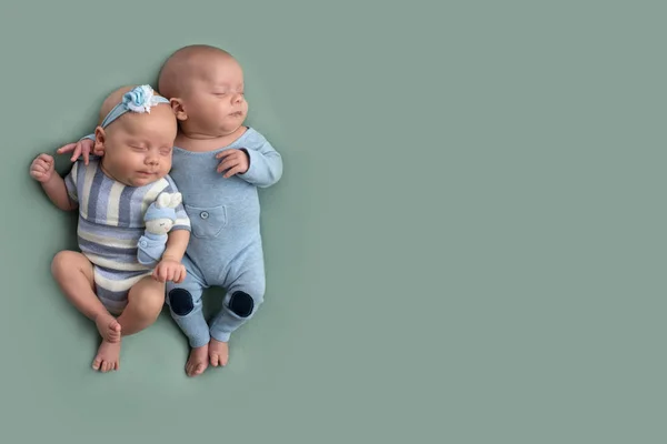 Bliźniaki noworodki, brat i siostra, ciąża mnoga. — Zdjęcie stockowe