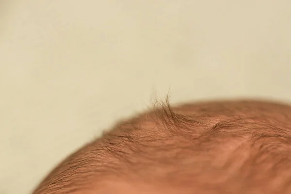 Pelo de un bebé recién nacido. cabeza de niño, fontanela en la cabeza — Foto de Stock