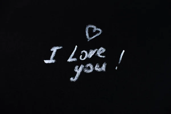 Ручное нарисованное сердце со стрелкой на черной доске. скопировать пространство. День святого Валентина, все любители концепции — стоковое фото