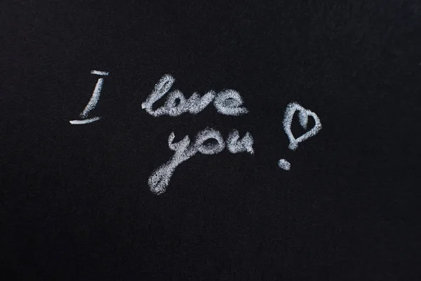 Ручное нарисованное сердце со стрелкой на черной доске. скопировать пространство. День святого Валентина, все любители концепции — стоковое фото