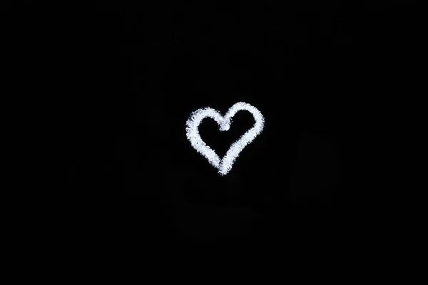 黒いチョークボードに矢で心を描いた手。コピースペースバレンタインデー恋人たちは皆 — ストック写真