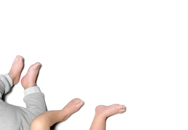Ноги близнецов новорожденных, брат и сестра, множественная беременность . — стоковое фото