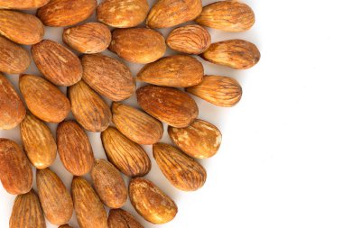 Beyaz arka planda soyulmuş genç bademler, izole edilmiş, fındık antioksidan