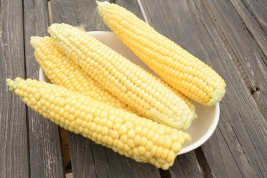 ham mısır böbrekler koyu ahşap arka plan üzerinde yalan