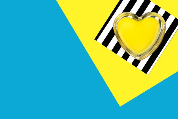 Νέον κίτρινο καρδιά και κίτρινες τουλίπες σε ένα τυρκουάζ φόντο, mock up, Αγίου Βαλεντίνου έννοια ημέρα, — Φωτογραφία Αρχείου