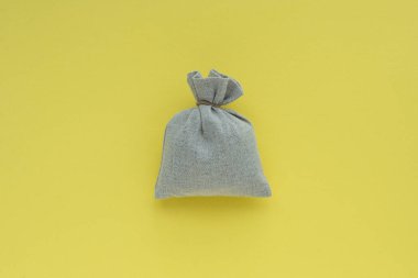 Doğal kumaştan yapılmış keten çanta. Doğal malzeme paketleme. Sarı bir arkaplanda, kopyala alanı, taklit et