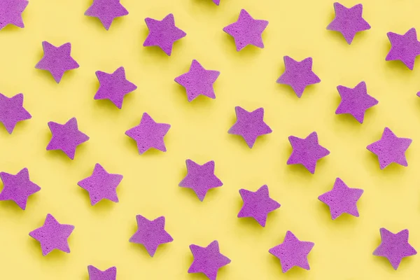 Rosa Sterne auf gelbem Hintergrund, Platz für Text. rosa Kekse. Kopierraum. Attrappe — Stockfoto