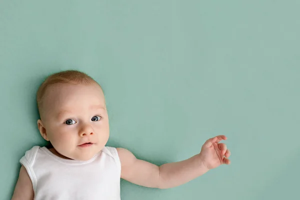 Baby Smile Junge auf grünem Hintergrund Minimalismus Nahaufnahme Porträt. 3 Monate. Kopierraum. Attrappe — Stockfoto