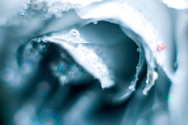 Parlak gümüş arkaplan, boncuklar, değerli taşlar ve yapay elmaslar. Seçici odaklanma, bokeh